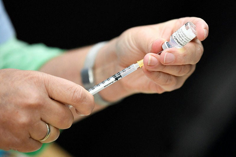A medical worker prepares a dose of the coronavirus vaccine (Photo: AFP) קורונה גרמניה חיסון שטוטגארט