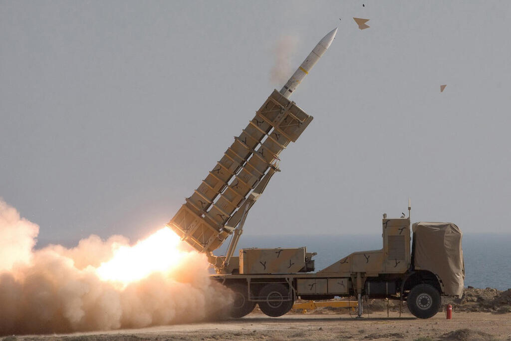 צילום: AFP / IRANIAN ARMY OFFICE שיגור טיל במסגרת תרגיל צבאי של איראן באזור מפרץ עומאן
