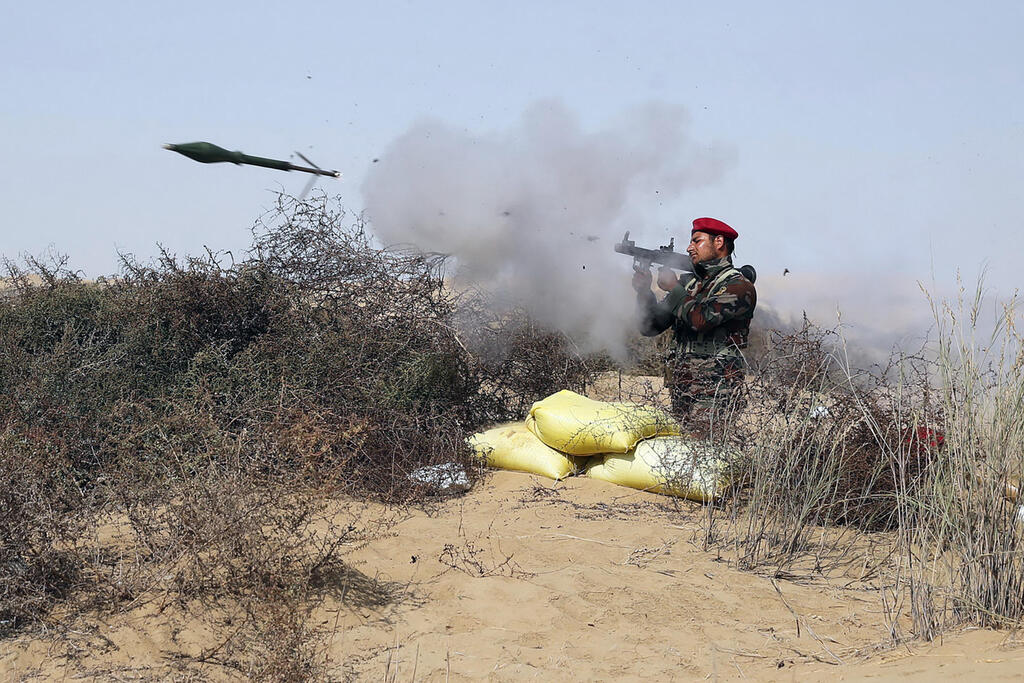 שיגור טיל RPG במסגרת התרגיל האיראני (צילום: AFP / IRANIAN ARMY OFFICE) שיגור טיל RPG באזור מפרץ עומאן במסגרת תרגיל צבאי של איראן