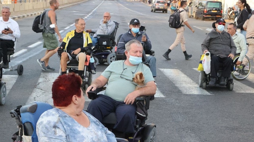 הפעילים חוסמים את הצומת (צילום: מוטי קמחי ) קבוצת הנכים הופכים לפנתרים בהפגנה בצומת עזריאלי