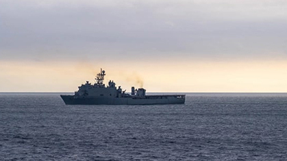 ספינת פורטלנד אמריקנית  שיגור טיל שיוט במסגרת תרגיל צבאי של איראן באזור מפרץ עומאן