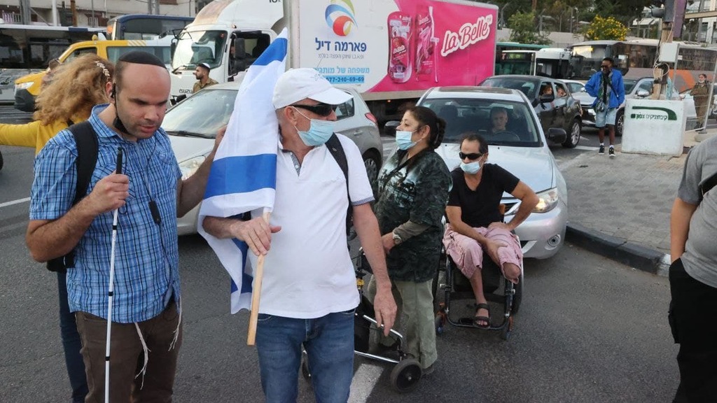קבוצת הנכים הופכים לפנתרים בהפגנה בצומת עזריאלי (צילום: מוטי קמחי) קבוצת הנכים הופכים לפנתרים בהפגנה בצומת עזריאלי