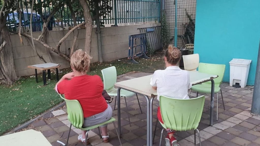 "היינו שבע נשים בדירת שני חדרים וסלון, שילמנו 1,200 שקל למיטה". שתיים מהעובדות שתיים מהעובדות שנפלו קורבן לתקיפות של בעל חברת כוח האדם