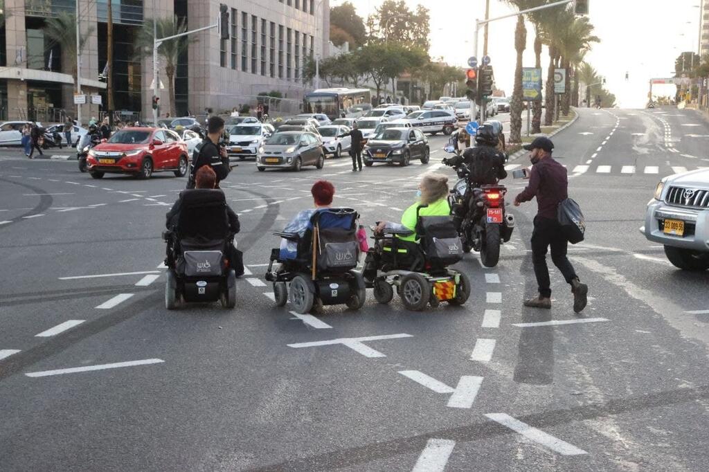 צילום: מוטי קמחי קבוצת הנכים הופכים לפנתרים בהפגנה בצומת עזריאלי