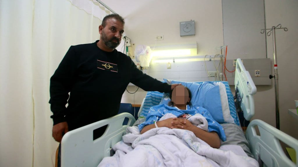 הנערה שנורתה ברהט לצד אביה בבית חולים סורוקה (צילום: רועי עידן) הנערה שנורתה ברהט לצד אביה בבית חולים סורוקה