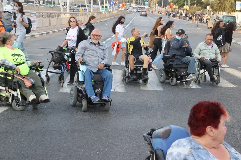 צילום: מוטי קמחי קבוצת הנכים הופכים לפנתרים בהפגנה בצומת עזריאלי