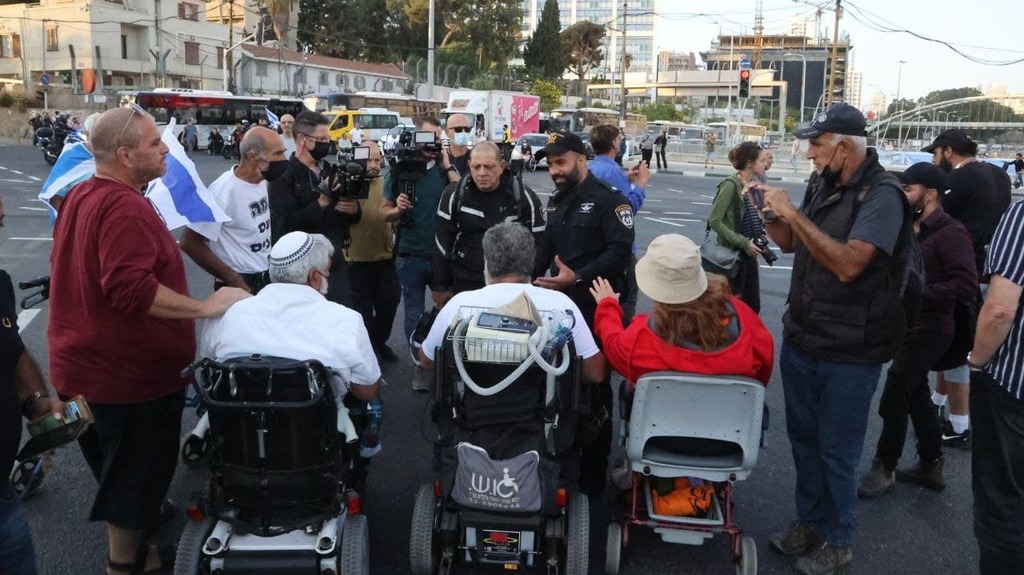 קבוצת הנכים הופכים לפנתרים בהפגנה בצומת עזריאלי (צילום: מוטי קמחי) קבוצת הנכים הופכים לפנתרים בהפגנה בצומת עזריאלי