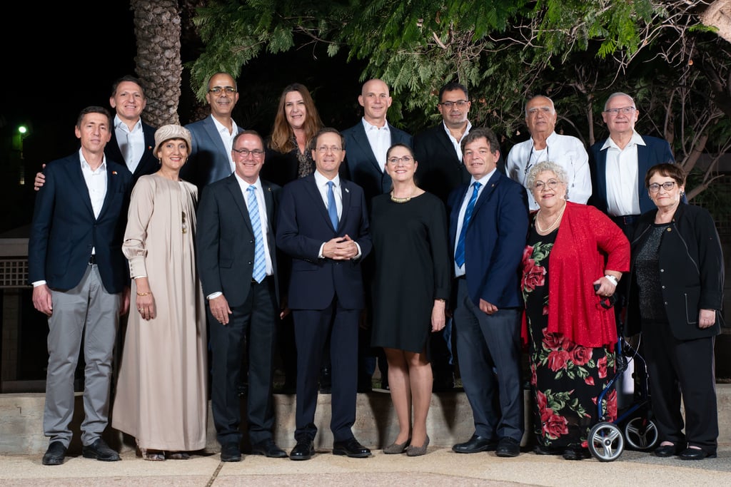 הנשיא הרצוג ורעייתו עם נשיא האוניברסיטה ומקבלי הפרס