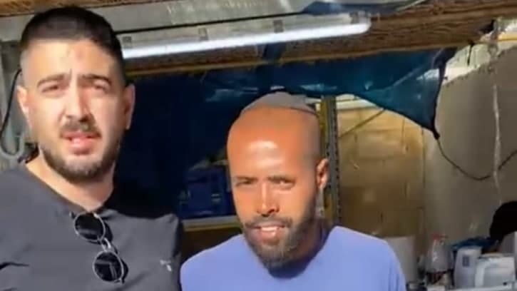 לקאו ספינאו (מימין) במעצר מימין, לקאו ספינאו