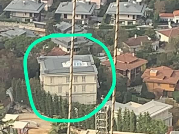 התמונה ששלחה נטלי לאחותה. ארמון ארדואן מסומן בעיגול התמונה ששלחה נטלי לאחותה, ארמון ארדואן מסומן בעיגול