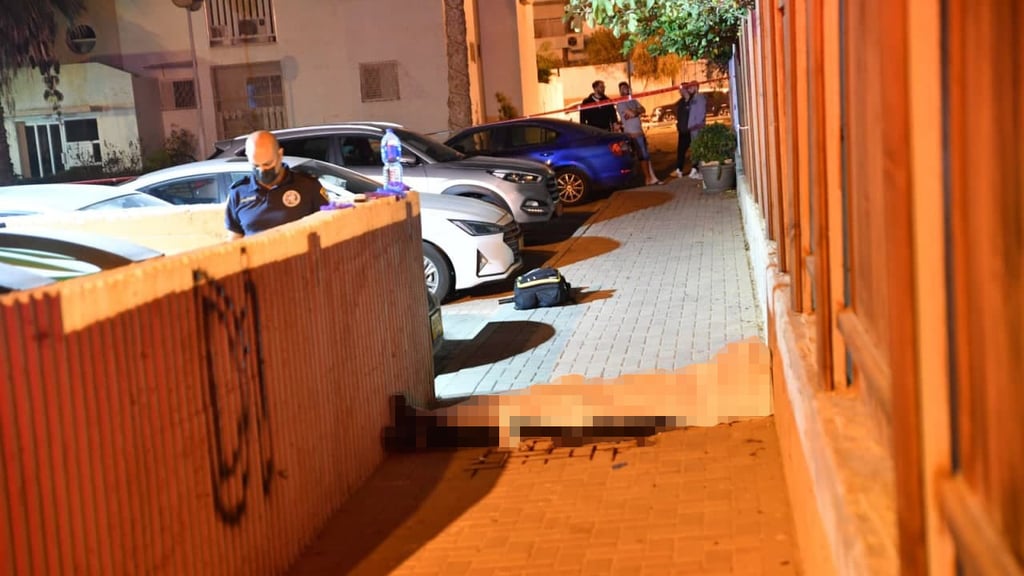 הזירה בבאר שבע (צילום: חיים הורנשטיין) גבר נהרג בבאר שבע, ככל הנראה מרימון שהתפוצץ בידו