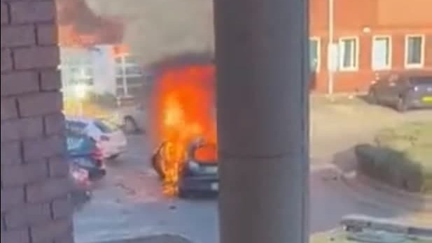 "ראינו את המכונית עולה באש ומישהו קפץ ממנה". הרכב עולה באש אחרי הפיצוץ מכונית עולה באש אחרי פיצוץ מחוץ ל בית חולים ב ליברפול בריטניה