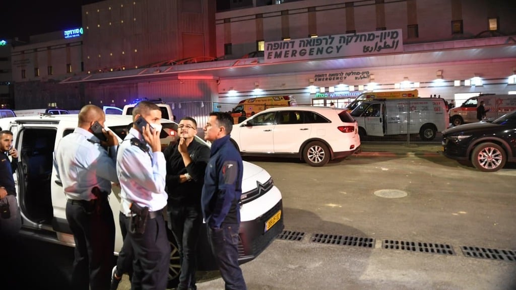 כוחות המשטרה מחוץ למרכז הרפואי (צילום: חיים הורנשטיין) זירת האירוע