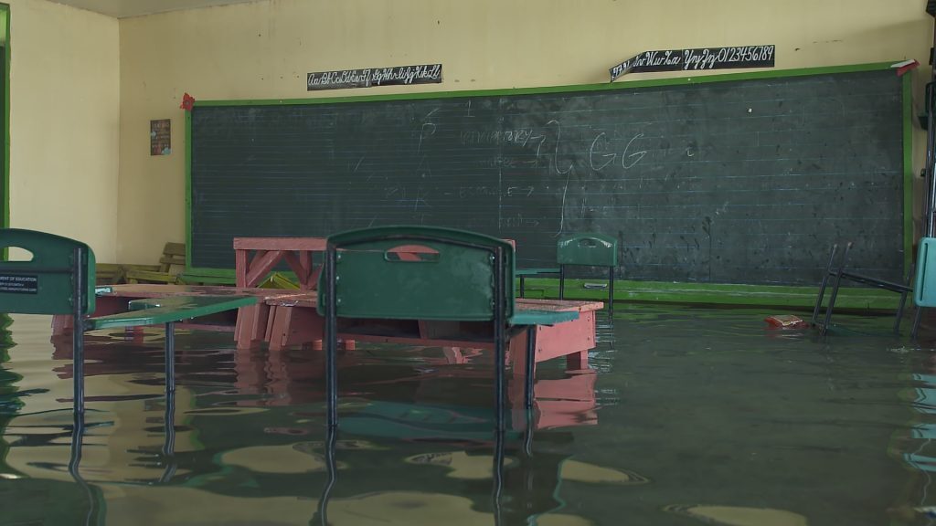 כיתה שהוצפה בפיליפינים (צילום: Chasing the King Tide) כיתה שהוצפה בפיליפינים