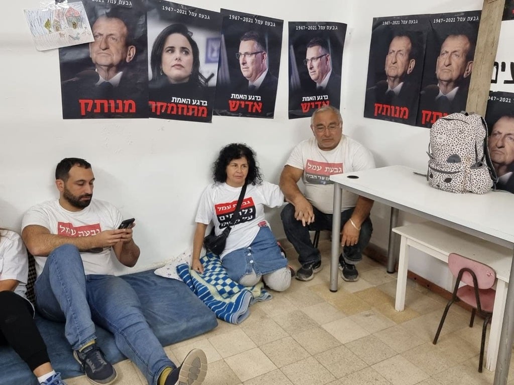 צילום: שאול גולן תושבי שכונת גבעת עמל מתבצרים בבתיהם לפני הפינוי