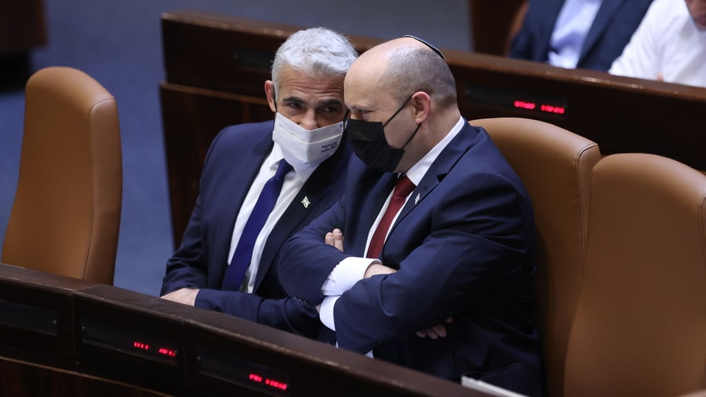 Prime Minister Bennett and Foreign Minister Yair Lapid in the Knesset plenum (Photo: Alex Kolomoisky) מליאת הכנסת