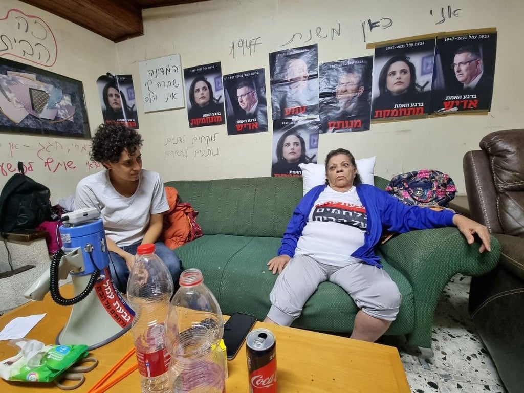 תושבי שכונת גבעת עמל מתבצרים בבתיהם לפני הפינוי (צילום: שאול גולן) תושבי שכונת גבעת עמל מתבצרים בבתיהם לפני הפינוי