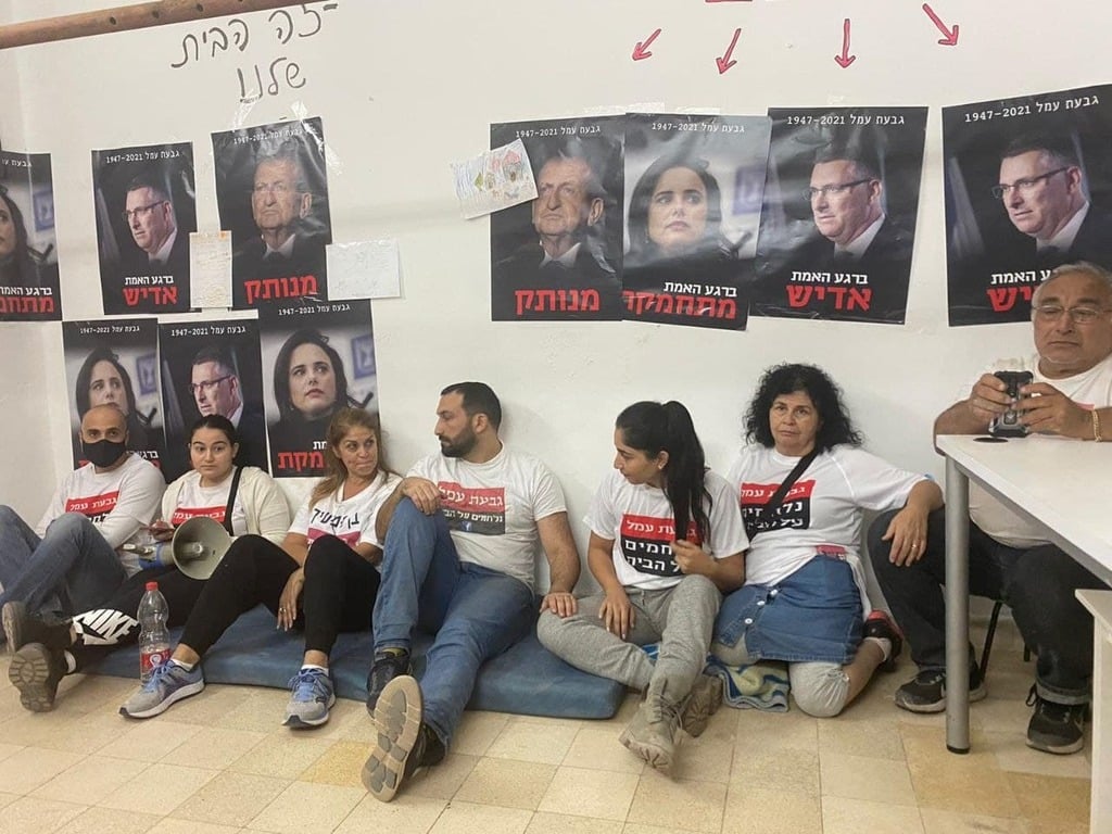 התושבים מתבצרים בבתיהם (צילום: תושבי גבעת עמל) תושבי שכונת גבעת עמל מתבצרים בבתיהם לפני הפינוי