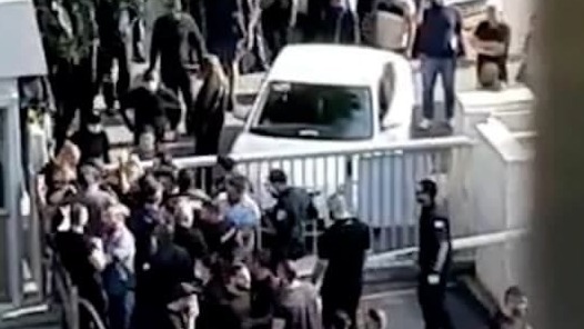 תיעוד מהמהומות מחוץ לבית החולים מאיר
