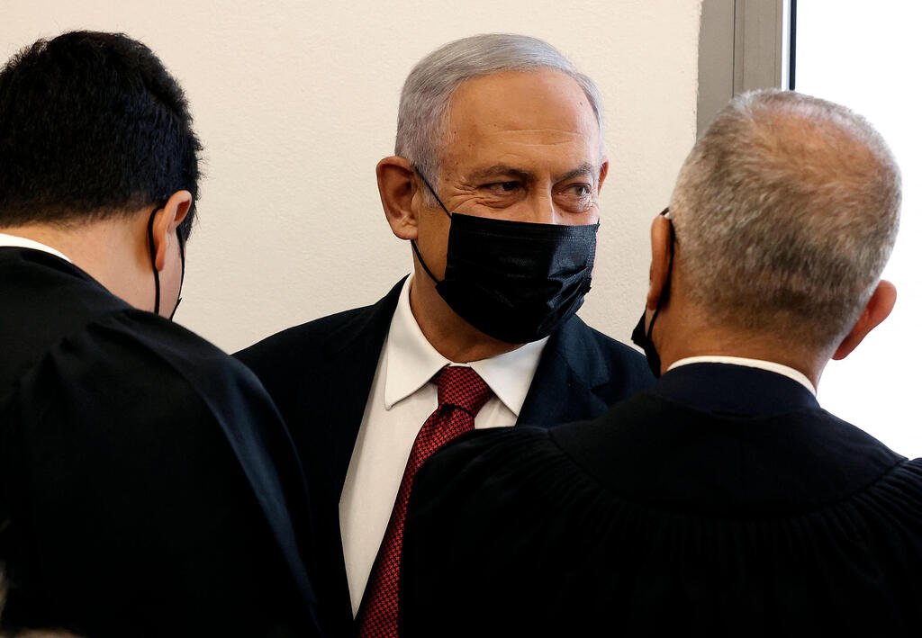 בנימין נתניהו עם סנגוריו בבית המשפט (צילום: AFP) בנימין נתניהו נכנס לאולם לקראת הדיון