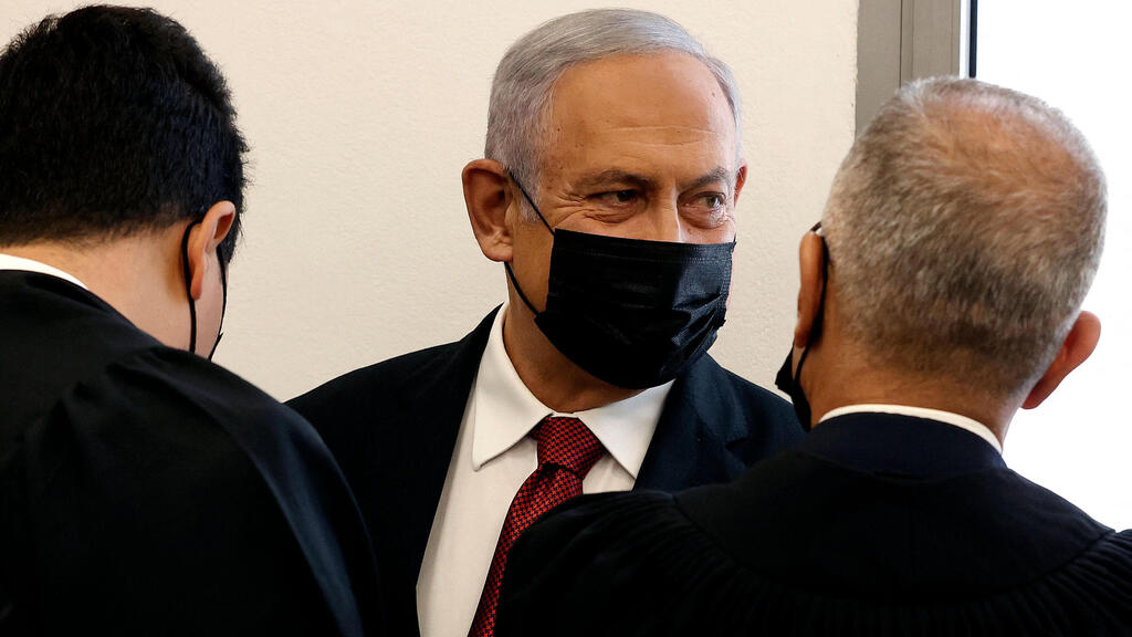 נתניהו בבית המשפט (צילום: AFP) בנימין נתניהו נכנס לאולם לקראת הדיון