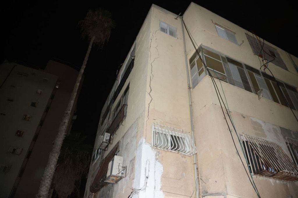 צילום: מוטי קמחי הבניין שפונה בבת ים