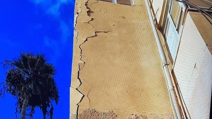 סדקים לאורך הבניין (צילום: כבאות והצלה מחוז דן) הבניין שפונה בבת ים
