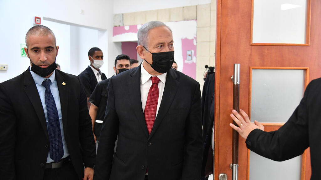 בנימין נתניהו נכנס לאולם לקראת הדיון