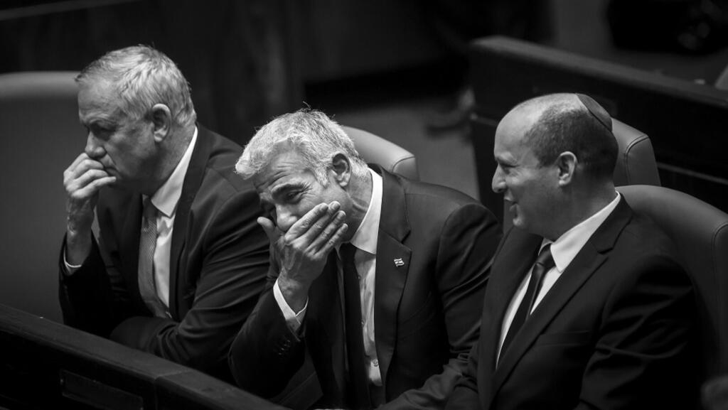 בקטגוריית "חדשות, סדרות" זכה אלכס קולומויסקי, צלם "ידיעות אחרונות", שצילם את הממשלה החדשה במהלך מערכת הבחירות האחרונה. ראש הממשלה נפתלי בנט וראש הממשלה החליפי יאיר לפיד ושר הביטחון בני גנץ. ירושלים, 14-13 ביוני 2021 (צילום: אלכס קולומויסקי/ידיעות אחרונות) לאחר שנתיים של ארבע מערכות בחירות סוערות לכנסת הסתיימו 12 שנות שלטון מפלגת הליכוד בראשותו של בנימין נתניהו. על חודו של קול קמה ממשלת שינוי, שבראשה עומדים ראש הממשלה נפתלי בנט וראש הממשלה החליפי יאיר לפיד. ירושלים, 14-13 ביוני 2021