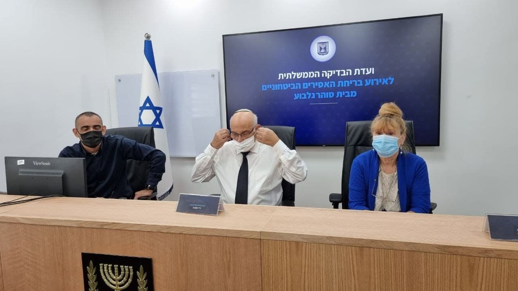 ועדת הבדיקה בראשות השופט פרופ' מנחם פינקלשטיין (במרכז). מימינו - פרופ' אפרת שהם ולשמאלו - אריק ברבינג, לשעבר בכיר בשב"כ (צילום: שאול גולן) במרכז השופט פרופ' מנחם פינקלשטיין (יו"ר), מימינו פרופ' אפרת שהם ולשמאלו אריק ברבינג לשעבר בכיר בשב״כ.