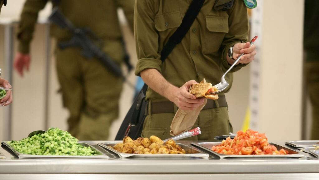 ארכיון (צילום: תומריקו) חיילים בחדר אוכל צבאי