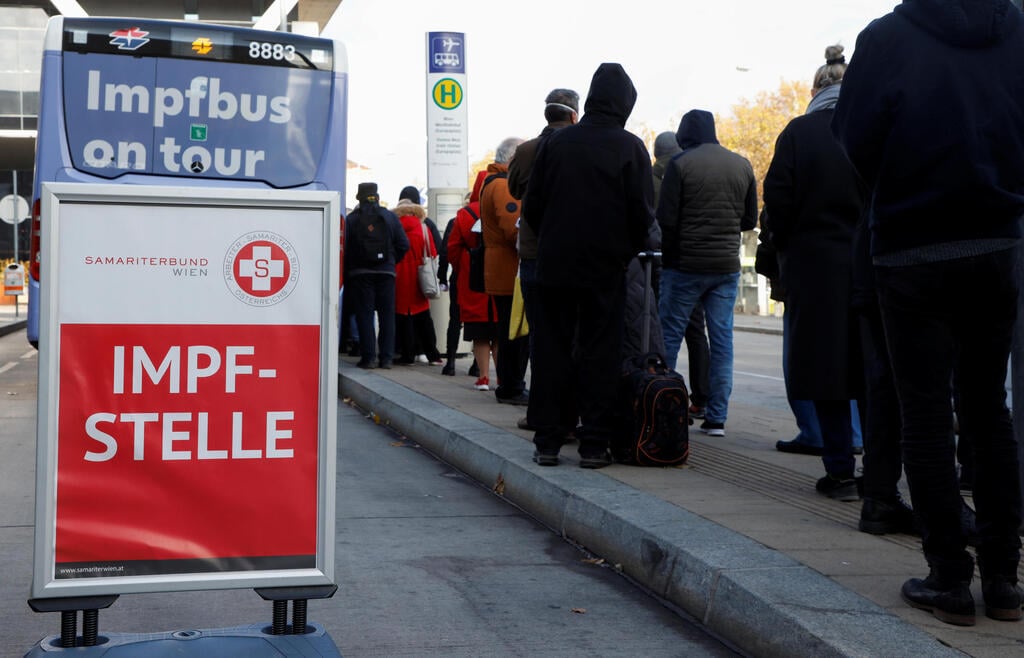People waiting in line to receive their coronavirus vaccine in Vienna, Austria (Photo: Reuters) תור לחיסונים בוינה, אוסטריה