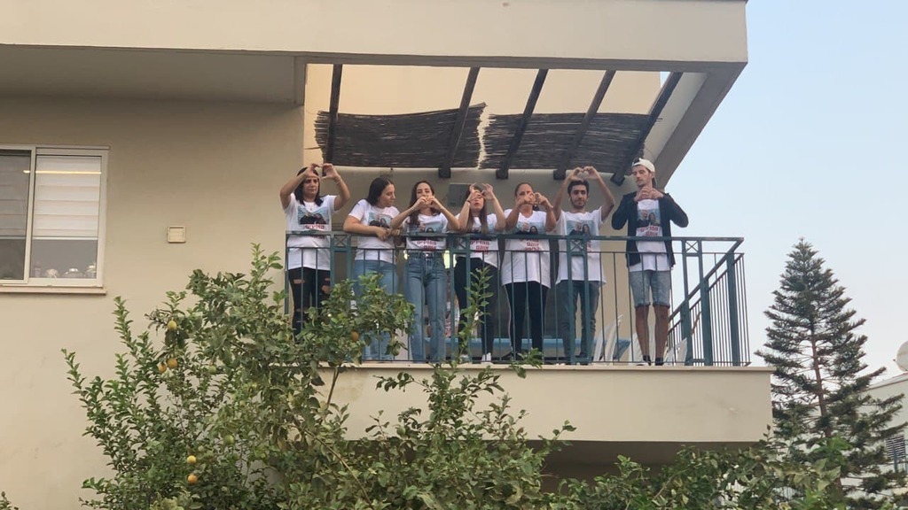 מחכים למשפחה במודיעין (צילום: מאיר תורג'מן) בני משפחתם של נטלי ומורדי לפני נחיתתם