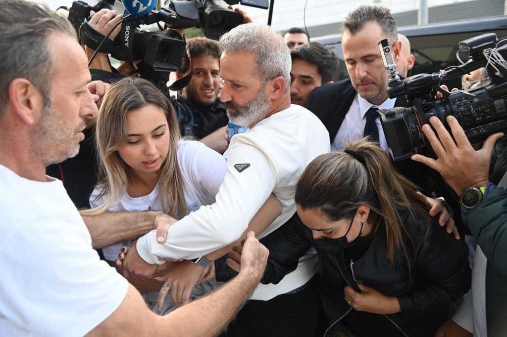 בני הזוג אוקנין מגיעים לביתם (צילום: יאיר שגיא) בני הזוג אוקנין מגיעים לביתם