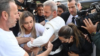 בני הזוג אוקנין מגיעים לביתם