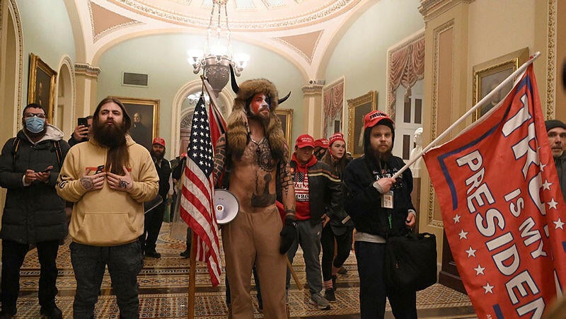 Trump supporters after storming Capitol on Jan. 6 (Photo: AFP) ג'ייקוב צ'נסלי ג'ייק צ'נסלי פריצה ל קפיטול קונגרס 41 חודשי מאסר כלא