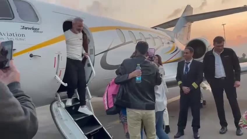 החיבוק עם החזרה לארץ (צילום: רשות שדות התעופה) בני הזוג אוקנין נוחתים בישראל