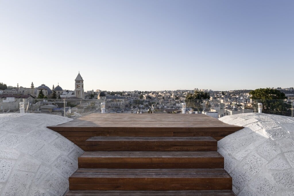 בין שתי הכיפות נבנתה במת עץ שממנה נחשף נוף העיר העתיקה של ירושלים (צילום: עודד סמדר) בית הכותל