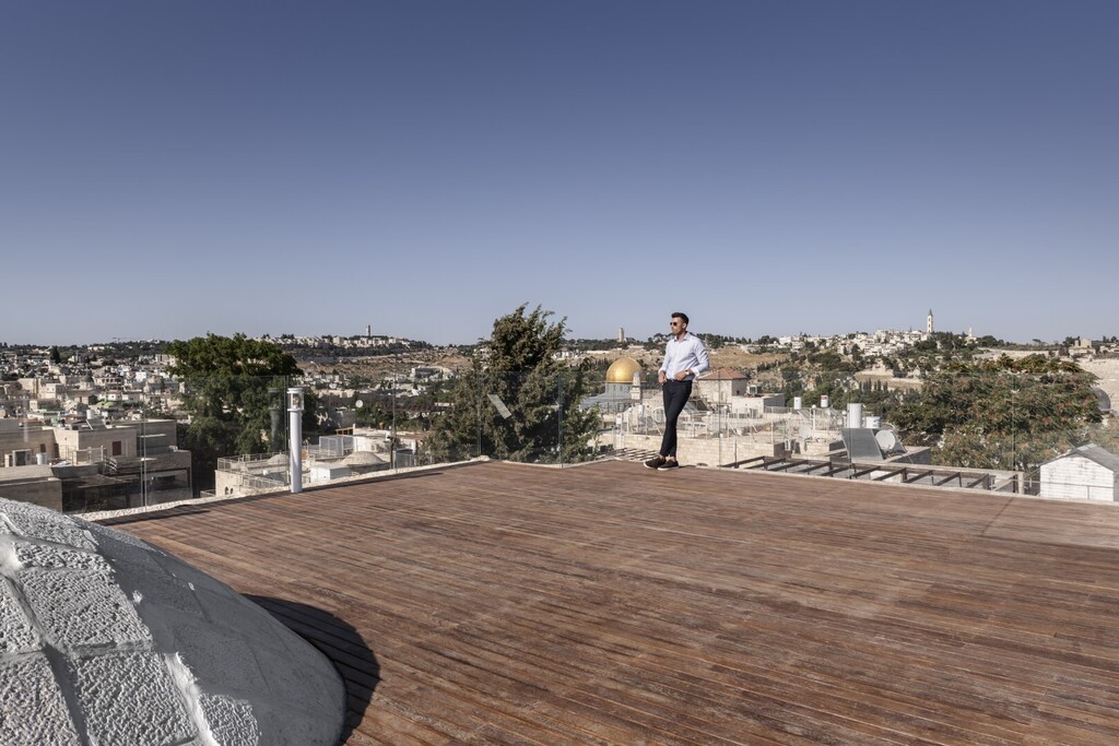 מעקות שקופים ללא חיבורים ודק עץ ממקדים את תשומת הלב בנוף (צילום: עודד סמדר) בית הכותל
