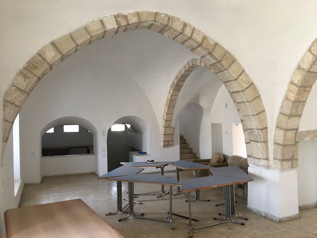 קירות מטויחים בלבן. מבט מהקומה השנייה אל גרם המדרגות היורד מטה (צילום פרטי) בית הכותל לפני