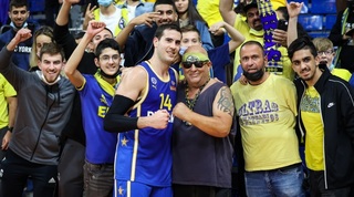 עוז בלייזר עם האוהדים