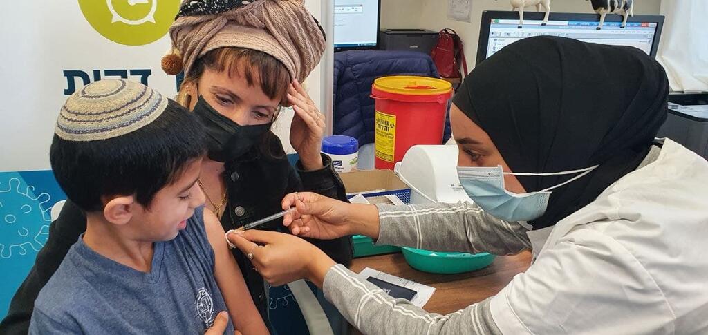 A child receives his coronavirus vaccine at a clinic in Netivot (Photo: Roee Idan) ילדים מתחסנים נגד נגיף הקורונה