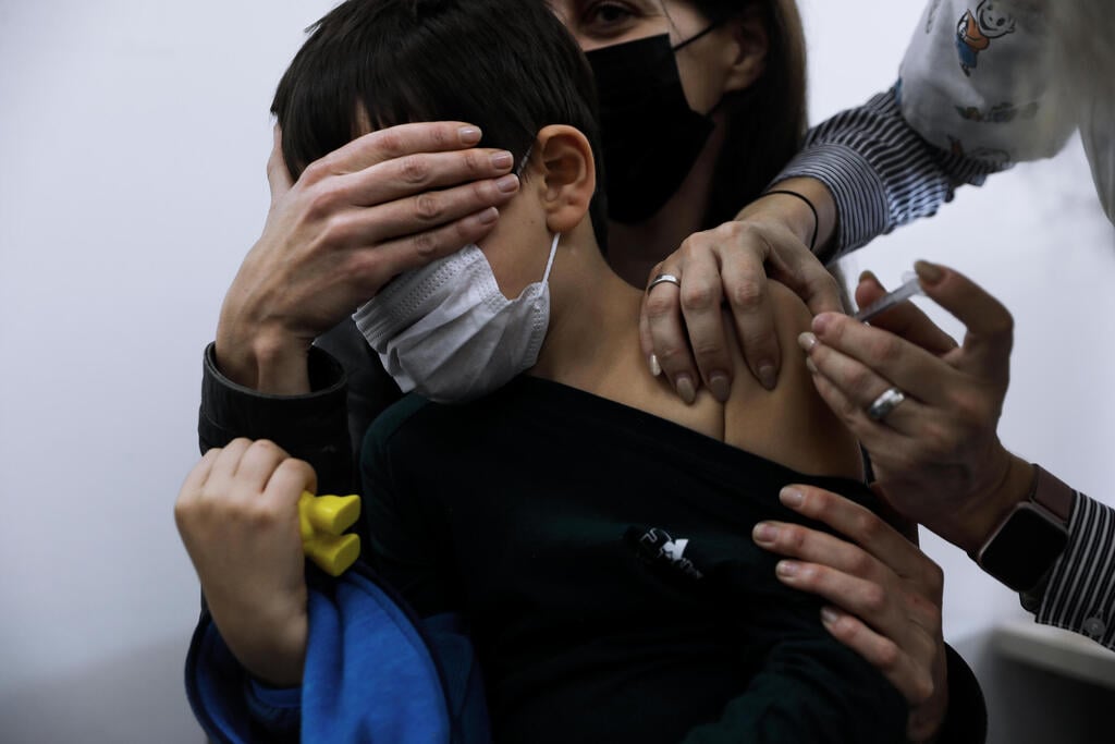 A child is getting vaccinated against COVID in Tel Aviv (Photo: AP) חיסוני ילדים בתל אביב