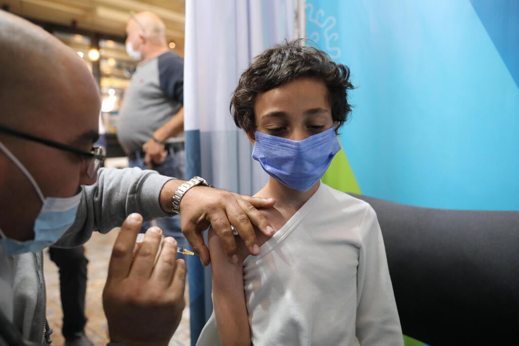 A child recives her coronavirus vaccine at a clinic in Jerusalem (Photo: EPA) חיסוני ילדים בירושלים