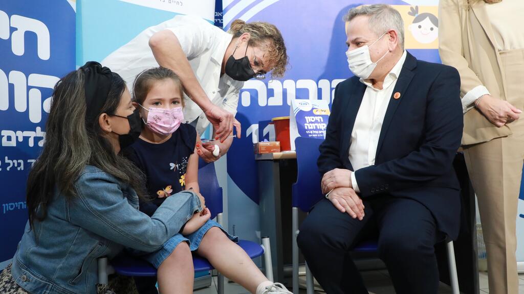 בפתיחת מבצע החיסונים