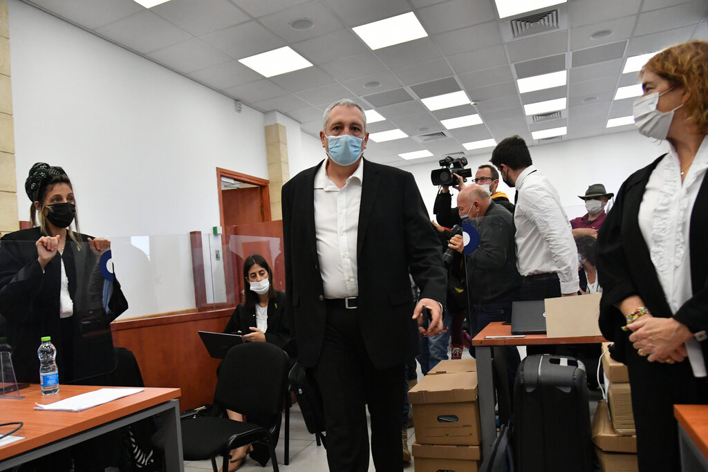 ניר חפץ בבית המשפט. מימין: התובעת בן ארי, משמאל הסנגורית של אלוביץ', נועה פירר (צילום: יואב דודקביץ') ניר חפץ לקראת העדות במשפט נתניהו