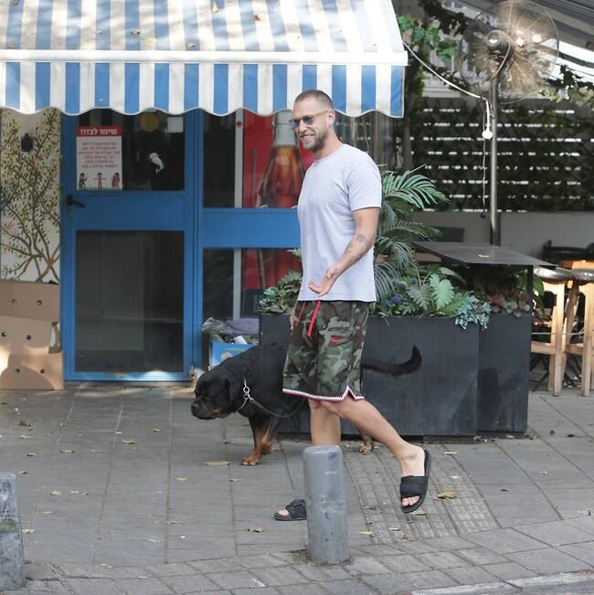 מסרב להיפרד מבגדי הקיץ (צילום: מוטי לבטון) מסרב להיפרד מבגדי הקיץ