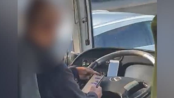 נהג הסעות תלמידים מסמס במהלך נהיגה