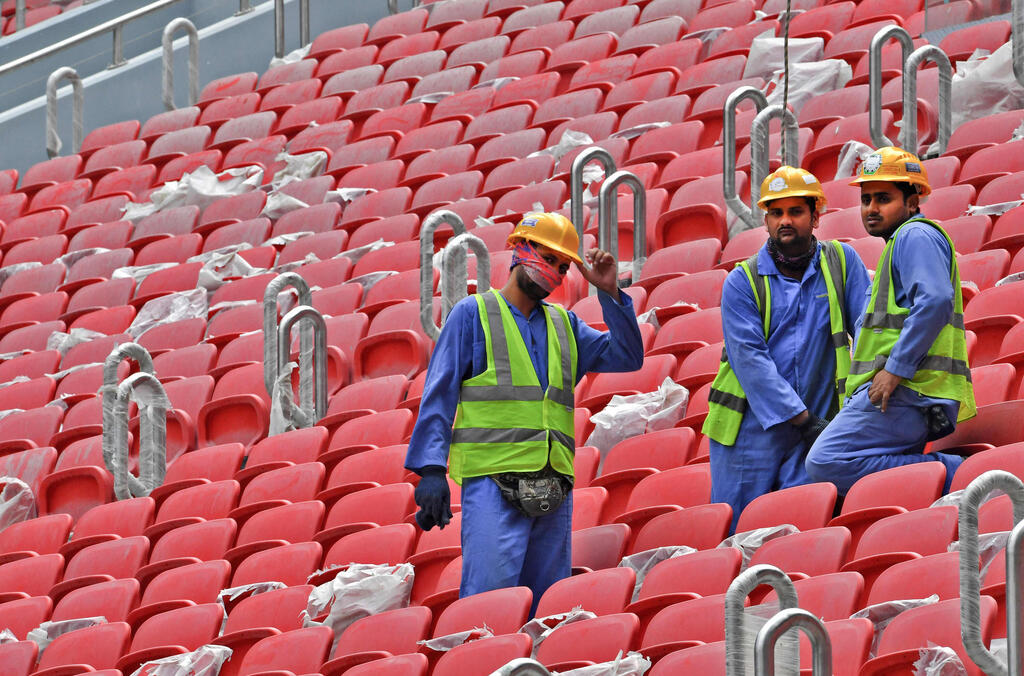 פועלים ב אצטדיוני כדורגל קטאר מונדיאל 2022