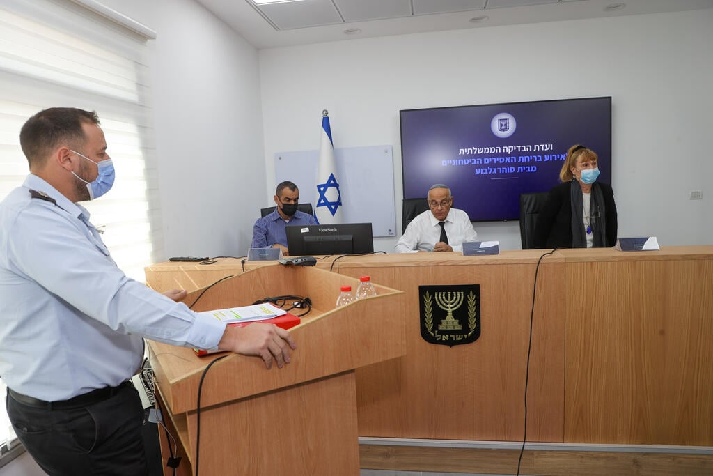 מפקד כלא גלבוע מול חברי הוועדה, לפני כשבועיים (צילום: יריב כץ) פרדי בן שטרית בועדת הבדיקה הממשלתית